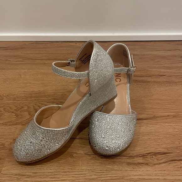 Girls INC Silver Shoes - Picture 4 of 4